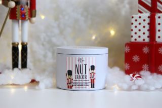 Na e-shopu letos najdete novou vánoční vůni Nutcracker, alias Louskáček 🎅🏻🥜🍨 Jsou to jeho první Vánoce u eNBée, tak na něj...